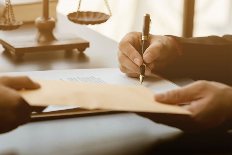 Foto: Person unterschreibt Dokument